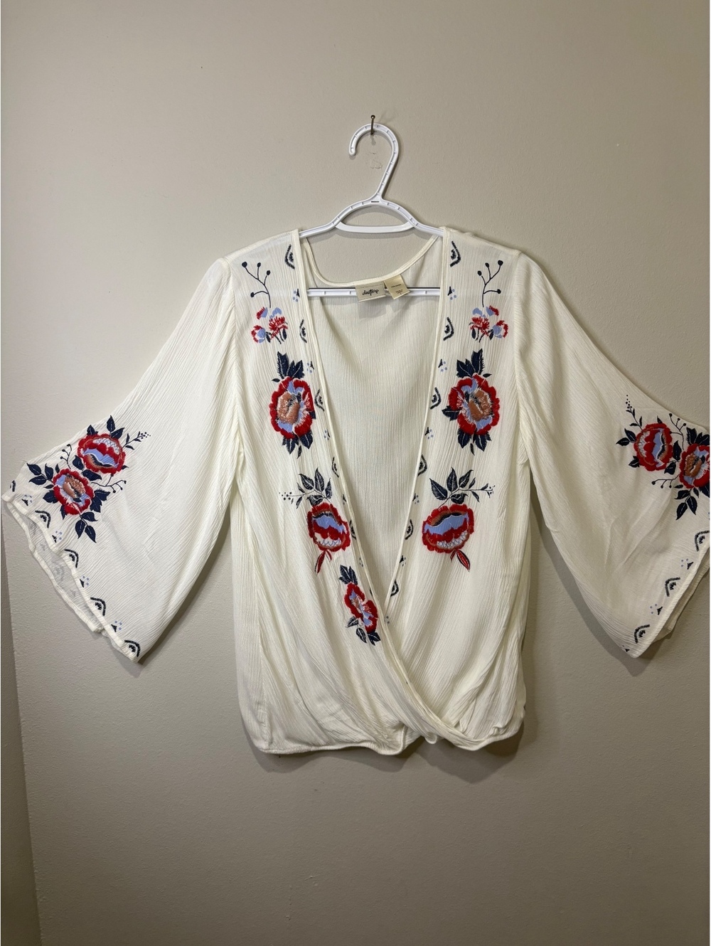 Daytrip White Rayon Embroidered Floral Blouse Large